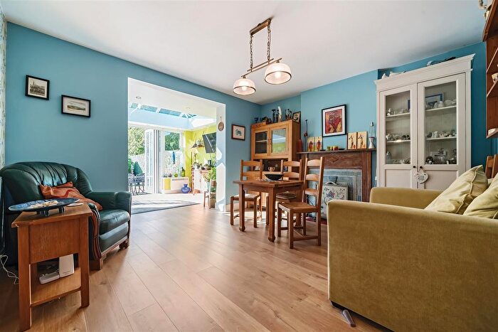 3 Bedroom Chalet For Sale In Brer Lodge, Davis Street, Hurst, Berkshire, RG10