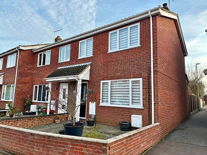 3 Bedroom End Of Terrace House For Sale In Fern Gardens, Belton, NR31
