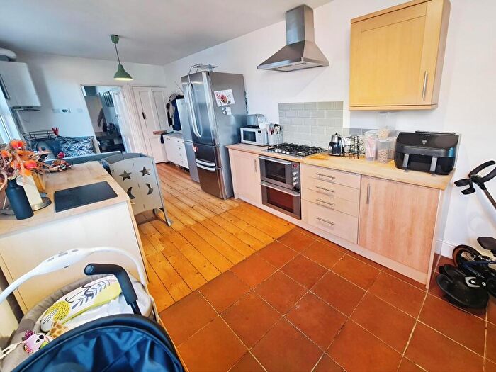 3 Bedroom Terraced House For Sale In Windsor Street, Milton Keynes, MK12