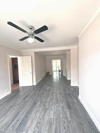 3 Bedroom Semi-Detached House To Rent In Halsway Road, Hayes, UB3