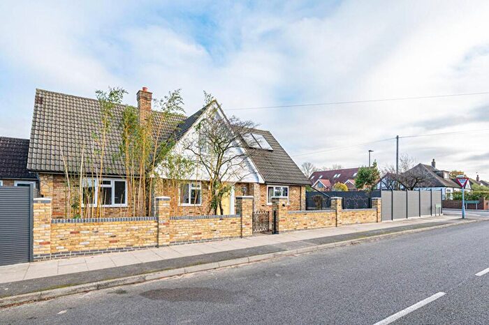 5 Bedroom Detached House To Rent In Hayes Way, Beckenham, BR3