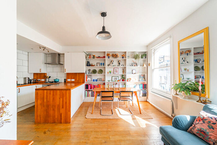 2 Bedroom Apartment For Sale In Newington Green Road, Islington, London, N1