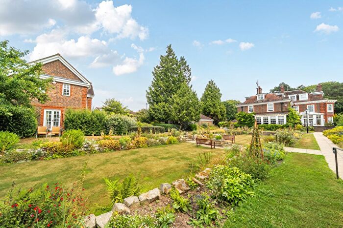 2 Bedroom Flat To Rent In Ravens Court, Castle Village, Berkhamsted, HP4
