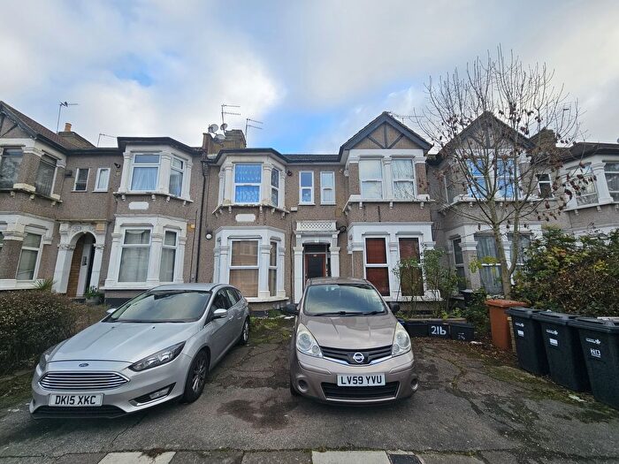 1 Bedroom Flat For Sale In Flat D, De Vere Gardens, Ilford, IG1