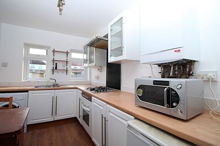 2 Bedroom Flat To Rent In Rossindel Road, Hounslow, Middlesex, TW3