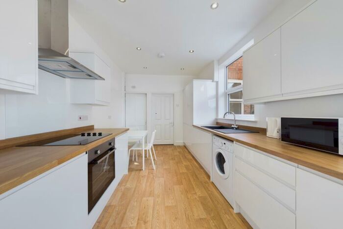4 Bedroom House To Rent In Lower Thrift Street, Northampton, NN1