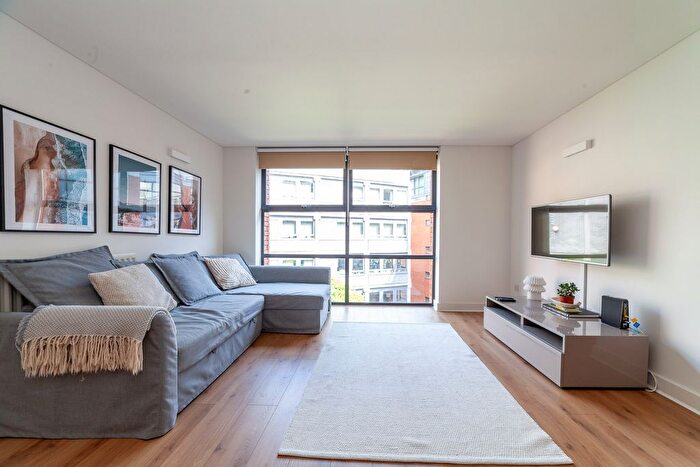 2 Bedroom Flat To Rent In Flat City Pavilion, Britton Street, London, EC1M
