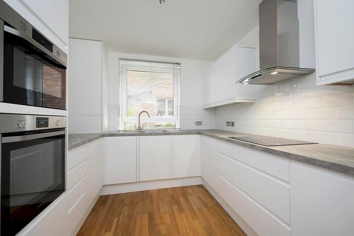 2 Bedroom Flat To Rent In Salisbury Court, Thornton Avenue, London, W4