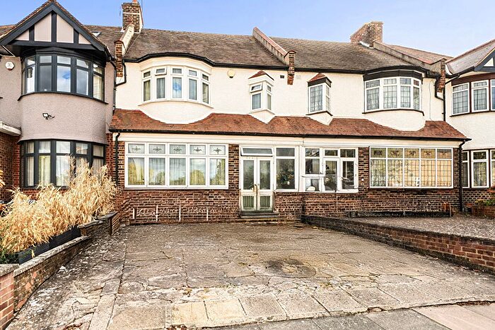 3 Bedroom Terraced House For Sale In Seafield Road, London, N11