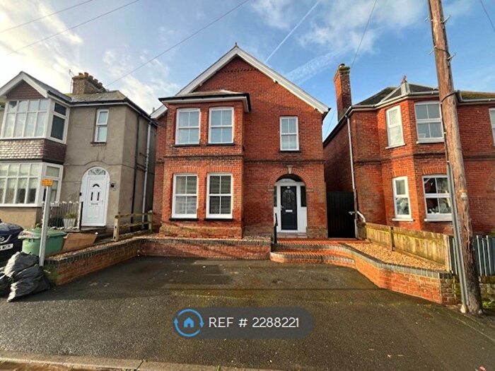 4 Bedroom Detached House To Rent In Medina Avenue, Newport, PO30