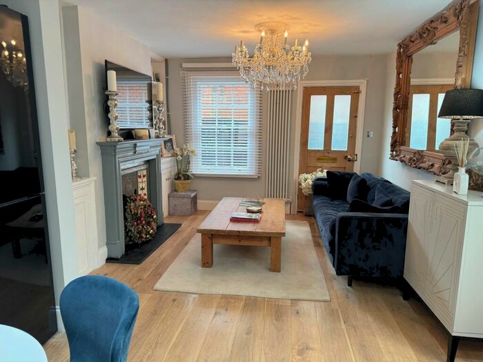 2 Bedroom Cottage To Rent In Church Street, Hatfield, AL9