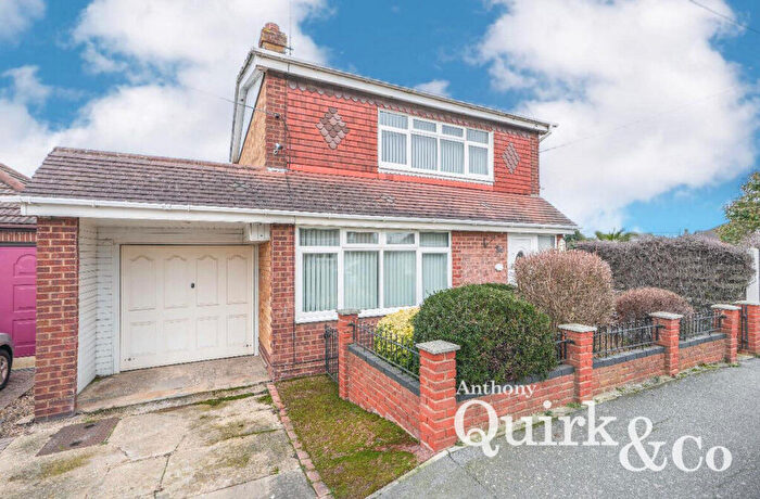 2 Bedroom Detached House For Sale In Crescent Road, Canvey Island, SS8