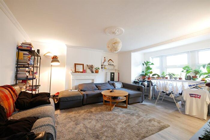 3 Bedroom Apartment To Rent In Queens Drive, London, N4