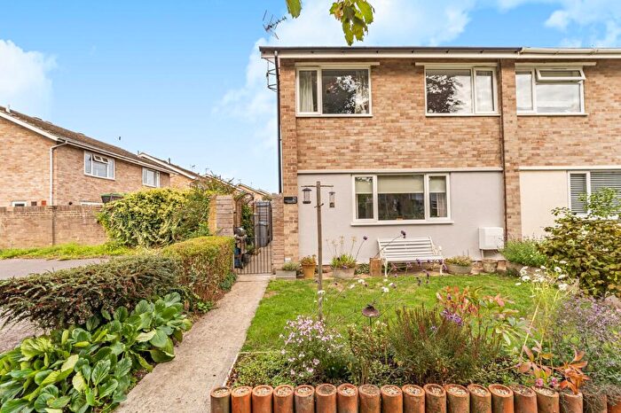 3 Bedroom Semi-Detached House For Sale In Farmers Close, Witney, OX28