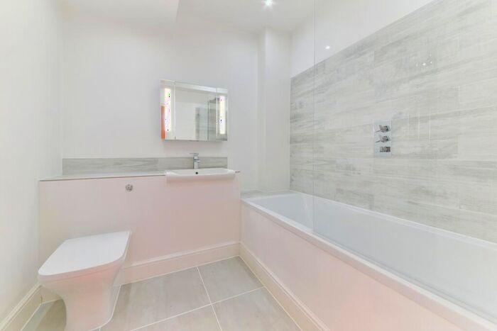 2 Bedroom Flat To Rent In Kingston Upon Thames, London, KT2