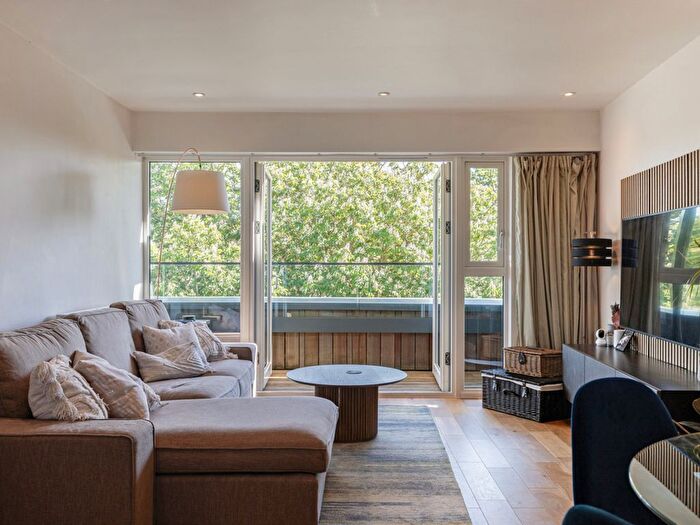 2 Bedroom Flat For Sale In Bradley Road, London, SW4