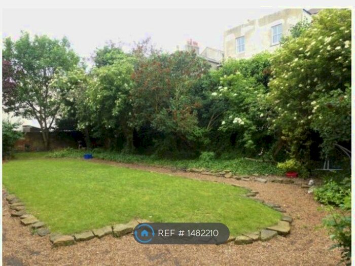 2 Bedroom Flat To Rent In Farm Road, Hove, BN3