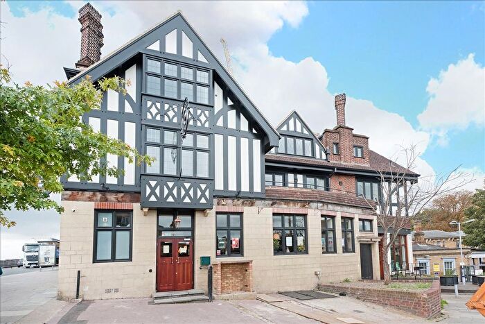 2 Bedroom Flat To Rent In Station Approach, Catford Bridge, London, SE6