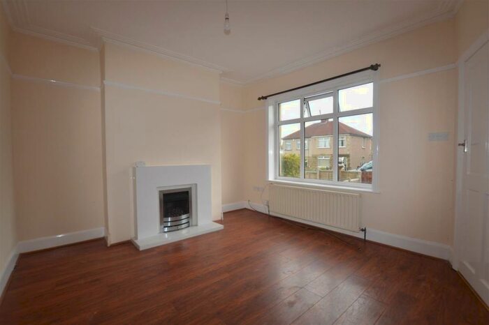 3 Bedroom Semi-Detached House To Rent In Southmere Drive, Great Horton, Bradford, BD7