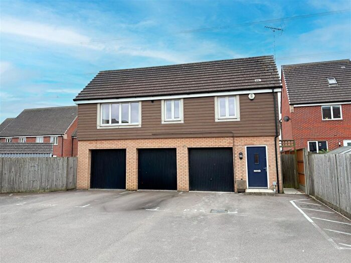 2 Bedroom Maisonette To Rent In Fieldfare, Leighton Buzzard, LU7
