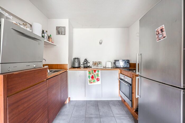 2 Bedroom Flat To Rent In Lansdowne Walk, London, W11