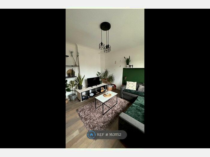 2 Bedroom Semi-Detached House To Rent In Ferryhills Close, Watford, WD19