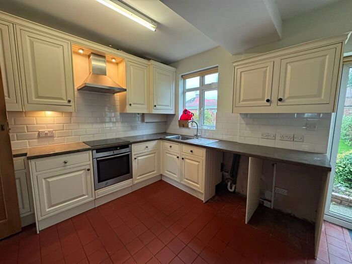 4 Bedroom Semi-Detached House To Rent In Hounslow, TW5