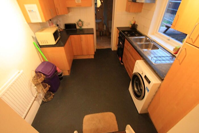 4 Bedroom End Of Terrace House To Rent In Robinson Road, London, SW17