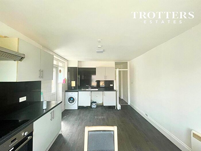 3 Bedroom Flat To Rent In Chingford Mount Road, London, E4