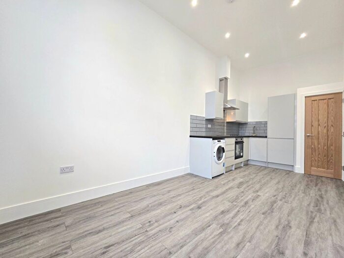 3 Bedroom Flat To Rent In Earls Court Road, London, SW5