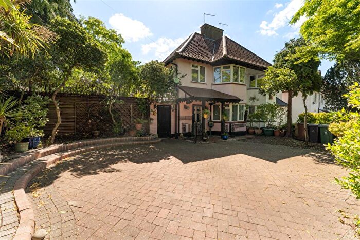 3 Bedroom Semi Detached House For Sale In Underwood Road, Highams Park, E4