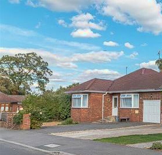 4 Bedroom Bungalow To Rent In Sycamore Drive, Twyford, RG10
