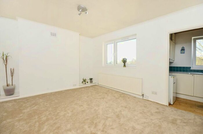 2 Bedroom Flat To Rent In Belvedere Road, Crystal Palace, London, SE19
