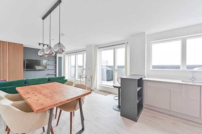 3 Bedroom Flat To Rent In Pomeroy Street, New Cross, London, SE14