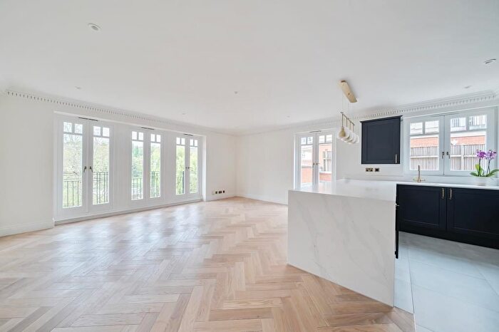 3 Bedroom Flat To Rent In East Twickenham, Middlesex, TW1