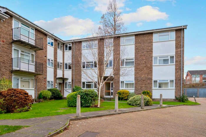 2 Bedroom Flat To Rent In Lovelace Gardens, Surbiton, KT6