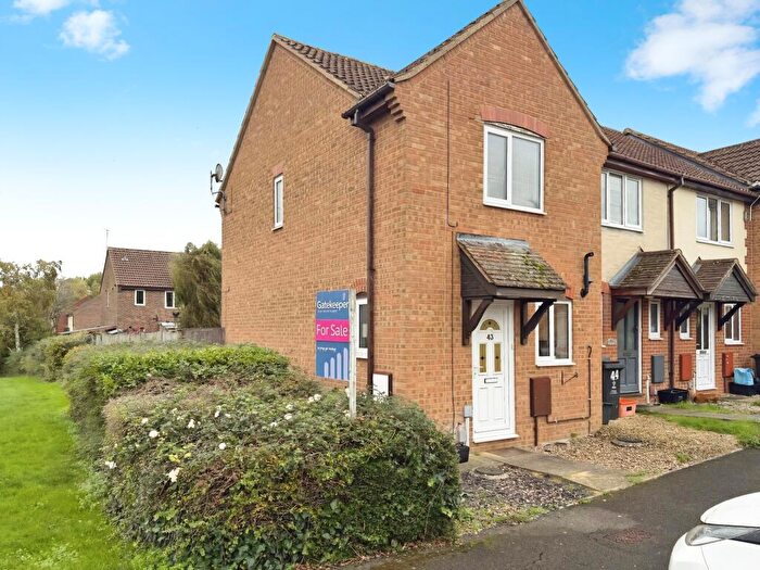 2 Bedroom Terraced House For Sale In Chatsworth Road, Swindon, Wiltshire, SN25