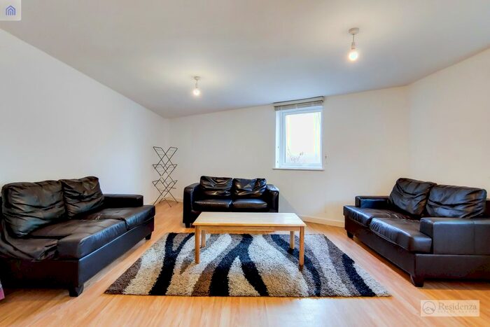 4 Bedroom Terraced House To Rent In Bridle Close, Kingston, KT1