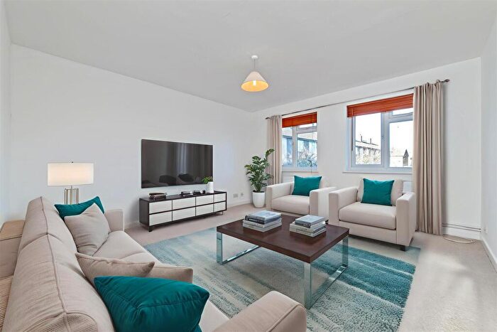 1 Bedroom Maisonette For Sale In The Ridgeway, St. Albans, AL4