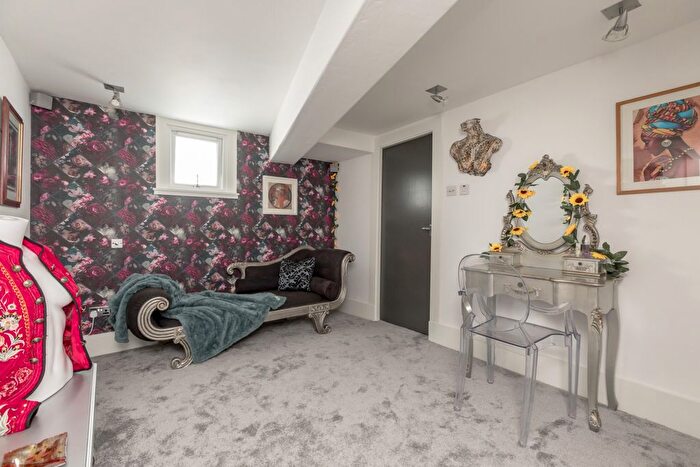 1 Bedroom Flat For Sale In B Carlyle Place, Abbeyhill, EH7