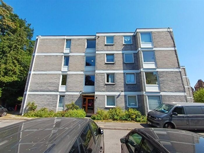 2 Bedroom Flat For Sale In Queens Ride, London, SW13