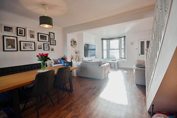 3 Bedroom Terraced House For Sale In Rye Road, Hoddesdon, EN11