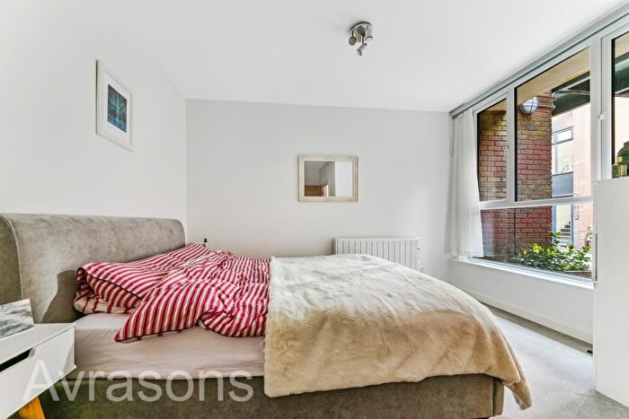 1 Bedroom Flat To Rent In Hackford Road, London, SW9