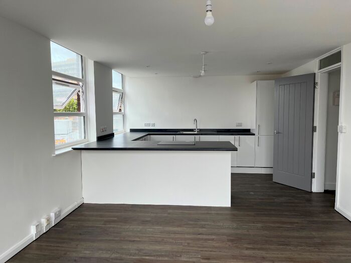 2 Bedroom Flat To Rent In Oldham Road, Manchester, M40