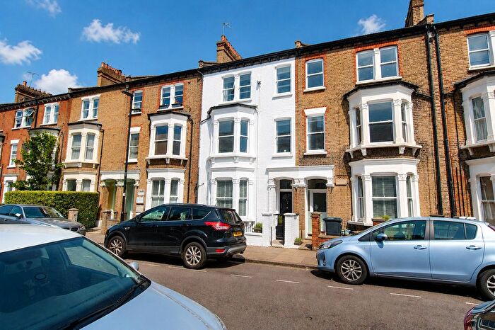 3 Bedroom Flat To Rent In Saltoun Road, London, SW2