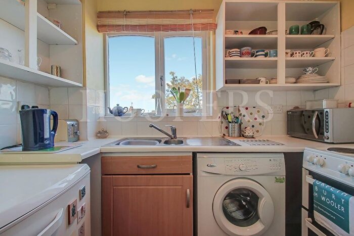 1 Bedroom Flat For Sale In Cornmow Drive, London, NW10