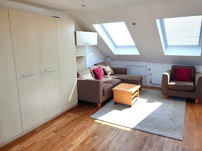 1 Bedroom Flat To Rent In Thames Avenue, Perivale, Greenford, UB6