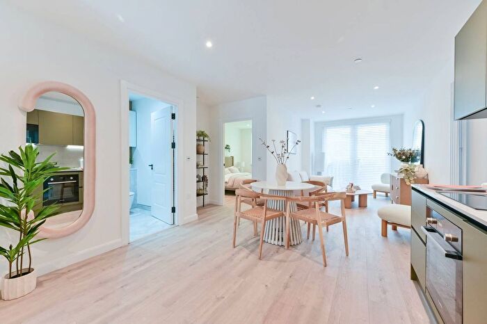 2 Bedroom Flat To Rent In Rufus Lodge, Earlsfield, Wimbledon, SW18