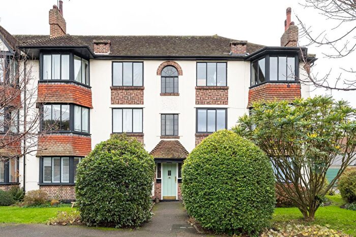 2 Bedroom Flat For Sale In Forest Court, Wanstead, E11