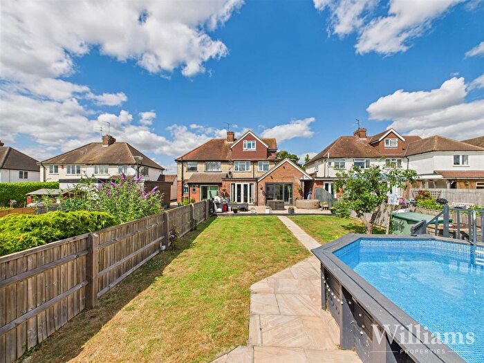 4 Bedroom Semi-Detached House For Sale In Tring Road, Aylesbury, HP20